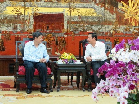 Phó Tổng giám đốc Đài TNVN Vũ Hải tặng hoa, chúc mừng Ủy ban nhân dân Thành phố Hà Nội - ảnh 1